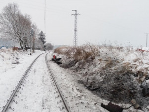 Na železničním přejezdu ve Střelských Hošticích na Strakonicku se dnes, ve čtvrtek 8. února, ráno na trati České Budějovice - Plzeň srazil rychlík s traktorem.