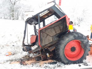 Na železničním přejezdu na Strakonicku se srazil vlak s traktorem. Dva lidé jsou zraněni