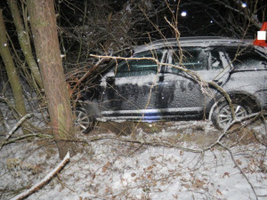 Muž za volantem Škody Octavia ve středu 7. února před osmnáctou hodinou dostal na namrzlé silnici III. třídy, ve směru jízdy Ktiš - Březovík. smyk a skončil v lese.