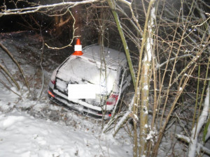 Muž za volantem Škody Octavia ve středu 7. února před osmnáctou hodinou dostal na namrzlé silnici III. třídy, ve směru jízdy Ktiš - Březovík. smyk a skončil v lese
