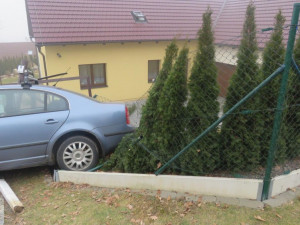 Na silnici III. třídy, ve směru jízdy Husinecká přehrada - Prachatice, havarovala ve středu 7. února řidička osobního osobního auta Škoda Superb.