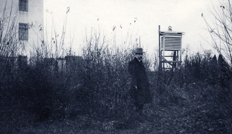 Profesor Jaroslav Maňák u meteorologické stanice ve Stecherově mlýne v roce 1932