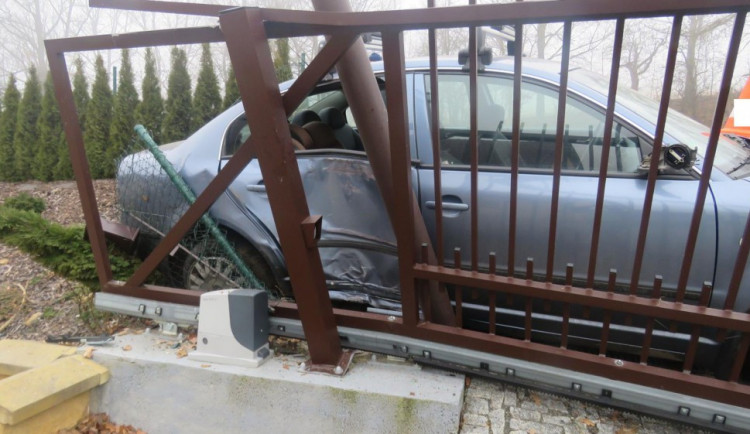 Na silnici III. třídy, ve směru jízdy Husinecká přehrada - Prachatice, havarovala ve středu 7. února řidička osobního osobního auta Škoda Superb.