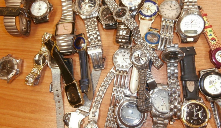 Česká obchodní inspekce Jihočeského kraje zajistila v kamenné prodejně v centru Českých Budějovic padělky hodinek za téměř půl milionu korun.