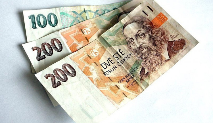 Natržené či zašpiněné bankovky musí obchodníci přijmout