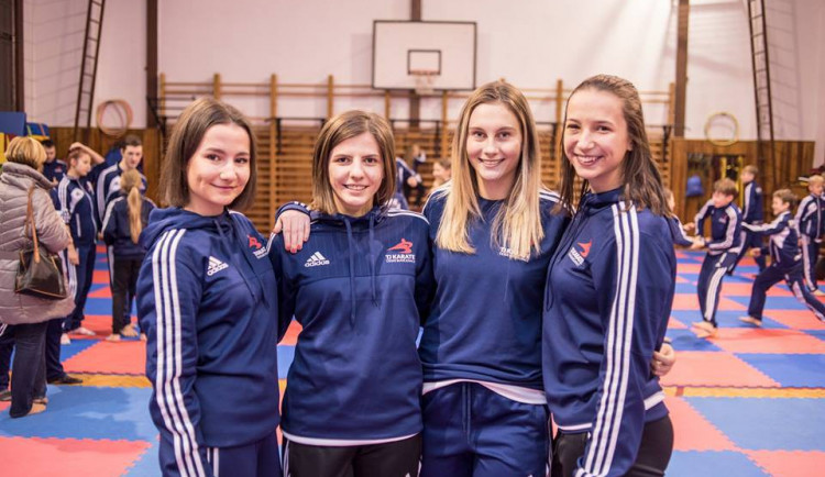 Adéla Průchova (vpravo) spolu s týmem na soustředění před odletem