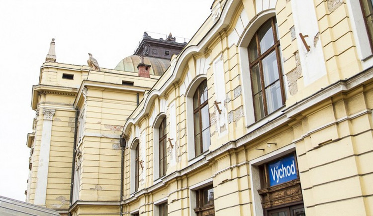 Budova vlakového nádraží v Českých Budějovicích.