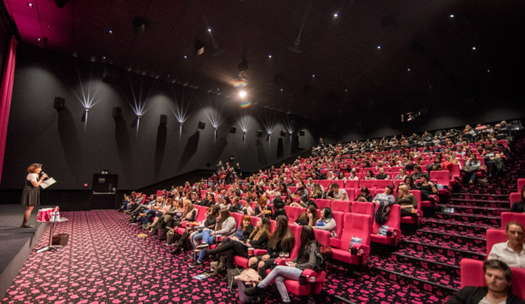FOTO: Kino praskalo při únorové Dámské jízdě ve švech