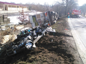 Řidič osobního automobilu nepřežil srážku s kamionem