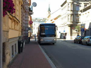 Autobus stojí na jiném místě než by měl, navíc skoro v křižovatce.