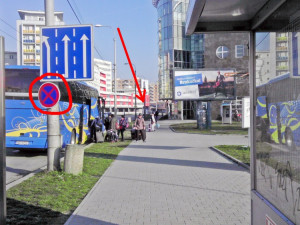 Autobus stojí na zákazu zastavení.