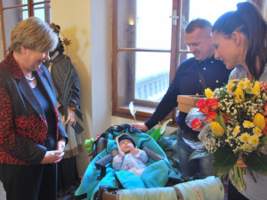 Zlatým přívěskem s řetízkem obdarovala hejtmanka Ivana Stráská první letošní miminko narozené v Jihočeském kraji. Tím je Adam Loskota z Tábora. Na tamním městském úřadě dárek včera, v úterý 13. února, převzali jeho rodiče Petra a Martin Loskotovi.