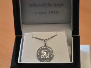 Prvenství bude navždy Adámkovi Loskotovi připomínat přívěsek od jihočeské hejtmanky.