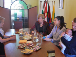 Zlatý přívěsek s řetízkem předala hejtmanka Ivana Stráská prvnímu jihočeskému miminku roku 2018 Adamu Loskotovi z Tábora. S rodinkou se hejtmanka sešla na táborské radnici, setkání se zúčastnila i Ke gratulaci se přidala i táborská místostarostka Olga Bas