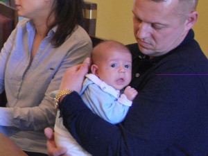 Zlatým přívěskem s řetízkem obdarovala hejtmanka Ivana Stráská první letošní miminko narozené v Jihočeském kraji. Tím je Adam Loskota z Tábora. Na tamním městském úřadě dárek včera, v úterý 13. února, převzali jeho rodiče Petra a Martin Loskotovi.