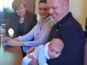 Zlatým přívěskem s řetízkem obdarovala hejtmanka Ivana Stráská první letošní miminko narozené v Jihočeském kraji. Tím je Adam Loskota z Tábora. Na tamním městském úřadě dárek včera, v úterý 13. února, převzali jeho rodiče Petra a Martin Loskotovi.