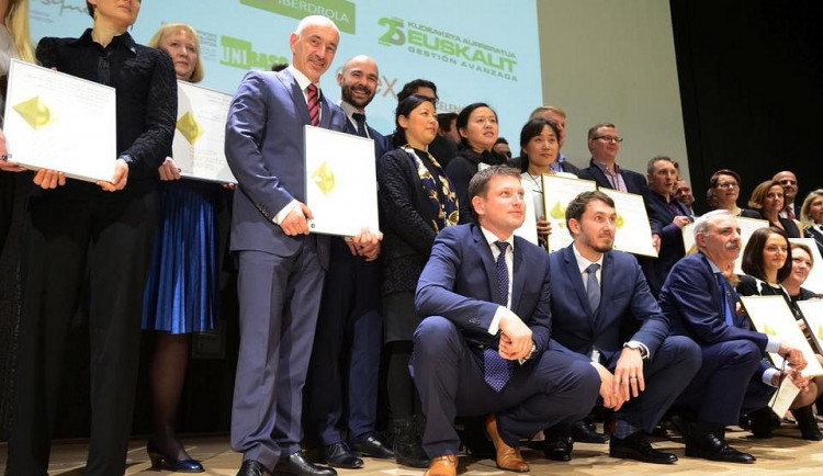 Česká společnost OIG Power, která patří Jihočechovi Martinu Kubovi (na snímku první muž zleva), získala hlavní cenu v kategorii Business Innovations mikropodniků a startupů na soutěži Quality Innovation Awards ve španělském Bilbau.