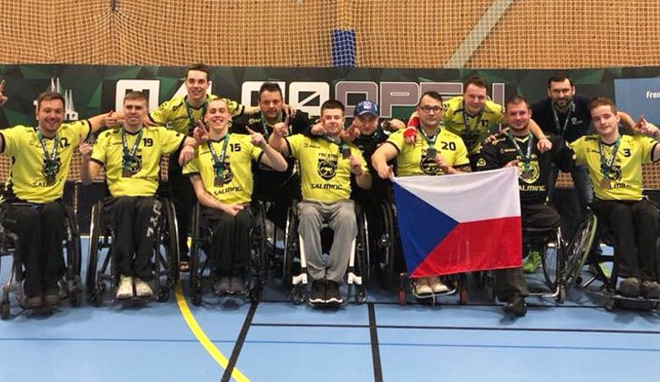 Vozíčkáři FBC Štíři České Budějovice vybojovali v nabité konkurenci turnaje ve Švédsku skvělé stříbrné medaile.
