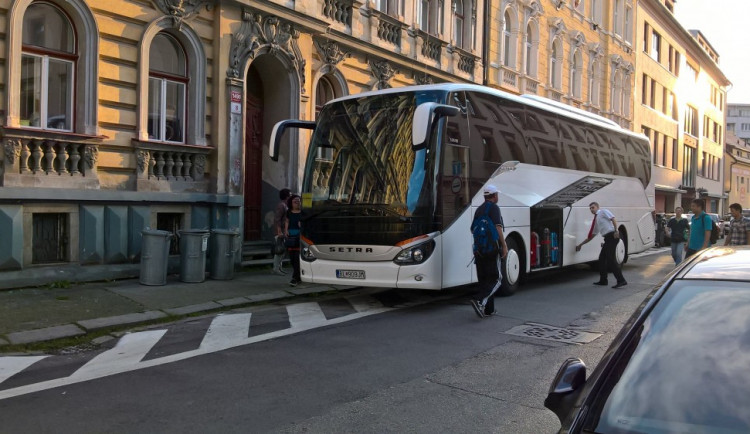 Bílé šrafování v ulici Skuherského má vymezit prostor pro vytáčení autobusů. Řidiči tam ale parkují.