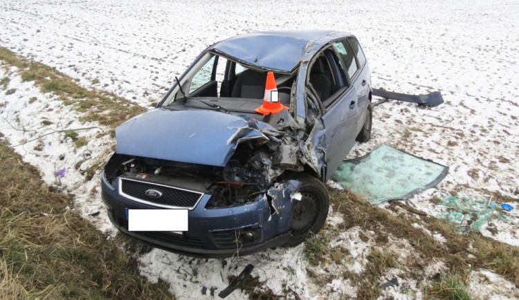 Třiasedmdesátiletý řidič nezvládl v sobotu 10. února na silnici u Kostelce nad Vltavou pravotočivou zatáčku a havaroval. Na následky zranění zemřela po dvou dnech v nemocnici jeho o tři roky mladší spolujezdkyně.