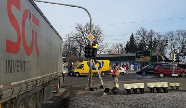 Řidiče v Českých Budějovicích nemile překvapila výměna semaforů na rušné křižovatce