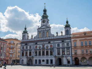 Českobudějovická radnice bude zářit zlatavou barvou. Pro nemocné děti