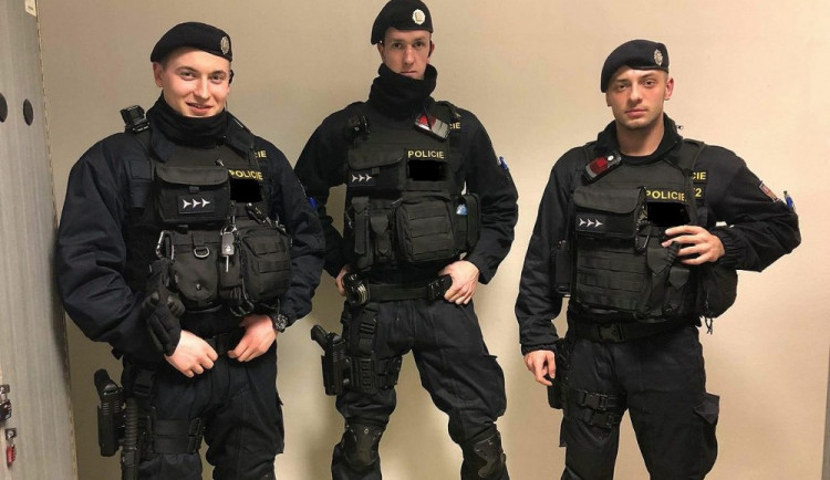 Trojice policistů hlídkové služby, na místě zákroku jich zasahovalo pět.