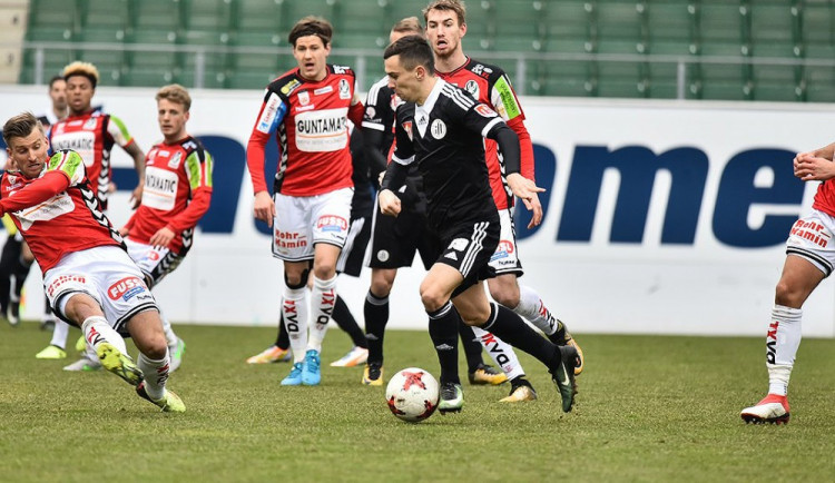 Fotbalisté budějckého Dynama (v černých dresech) remizovali v předposledním příparvném utkání s druholigovým rakouským Riedem 1:1.