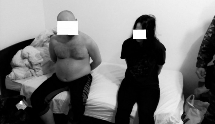 Obviněná dvojice bezprostředně po zadržení v Rumunsku.