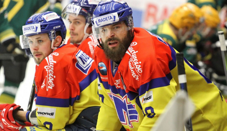 Obranné trio Motoru. V popředí Zdeňkové Kutlák s Čápem, za nimi Roman Vráblík.