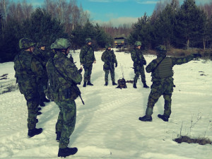 Velitel force protection upřesňuje vojákům úkoly.