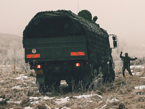 Protiletadlové družstvo zajíždí do palebného postavení.