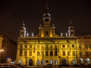 Rozsviťme do zlata. To je název celorepublikové kampaně ke které se v rámci Dne dětské onkologie připojily také České Budějovice. Zlatavě se proto rozzářila radnice.