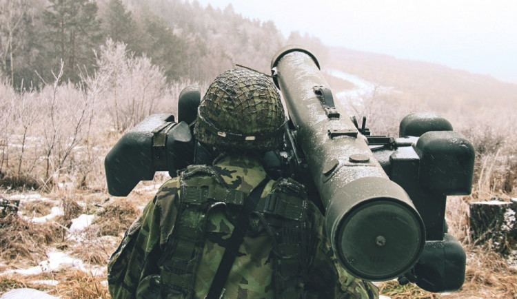 Operátor při výcviku zachytávání vzdušných cílů.