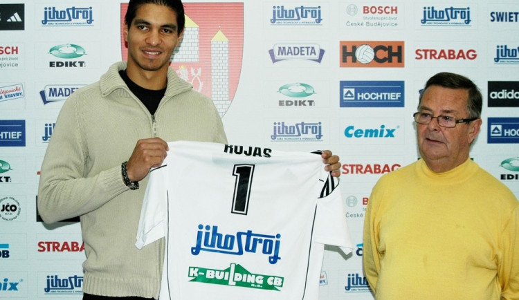 Miroslav Čadil jako člen výboru VK České Budějovice předával před novináři dres novému hráči.