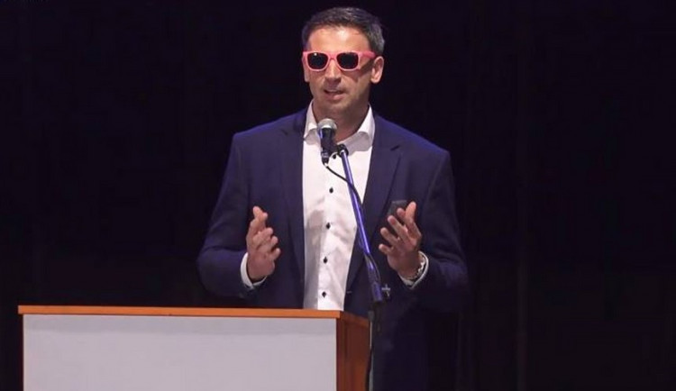 Zimola rozdával na sjezdu ČSSD růžové brýle. Sám si je nasadil při proslovu za řečnickým pultíkem.