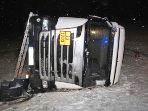 Dopravní nehodu, která se stala v sobotu 17. února po osmnácté hodině na silnici II číslo 122, v katastru obce Malovice, ve směru jízdy Podeřiště – Netolice, zavinil řidič nákladní soupravy Scanica s připojeným návěsem.