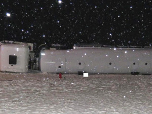 Dopravní nehodu, která se stala v sobotu 17. února po osmnácté hodině na silnici II číslo 122, v katastru obce Malovice, ve směru jízdy Podeřiště – Netolice, zavinil řidič nákladní soupravy Scanica s připojeným návěsem.