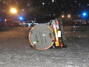 Dopravní nehodu, která se stala v sobotu 17. února po osmnácté hodině na silnici II číslo 122, v katastru obce Malovice, ve směru jízdy Podeřiště – Netolice, zavinil řidič nákladní soupravy Scanica s připojeným návěsem.