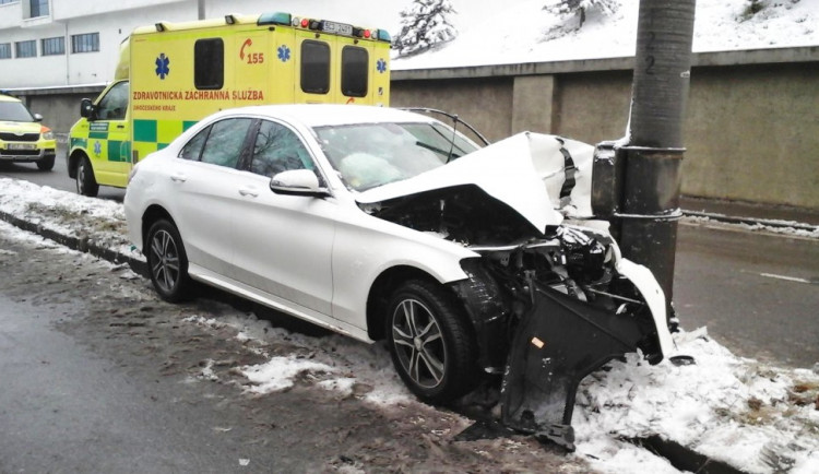 Bílý mercedes skončil v neděli 18. února ráno ve sloupu na českobudějovické Pražské třídě.