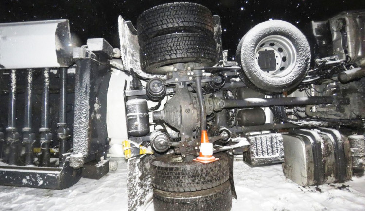 Dopravní nehodu, která se stala v sobotu 17. února po osmnácté hodině na silnici II číslo 122, v katastru obce Malovice, ve směru jízdy Podeřiště – Netolice, zavinil řidič nákladní soupravy Scanica s připojeným návěsem.