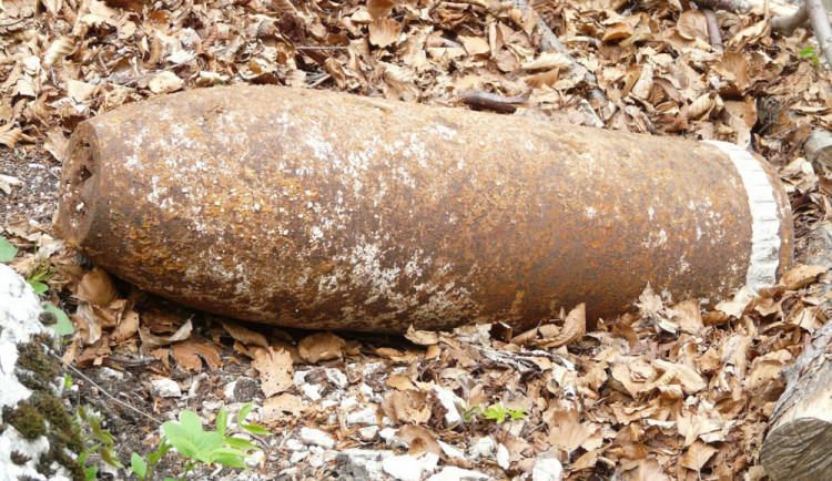 U Nové Bystřice bylo nalezeno osm dělostřeleckých granátů