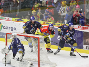 Josef Mikyska bojuje za kladenskou brankou proti hostující přesile. U kotouče Roman Přikryl, vlevo David Štich