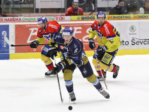 Švéd Linus Svedlund ujíždí Martinu Novákovi a Peteru Galambošovi, zatímco Čáp si odpykává svůj desetiminutový trest