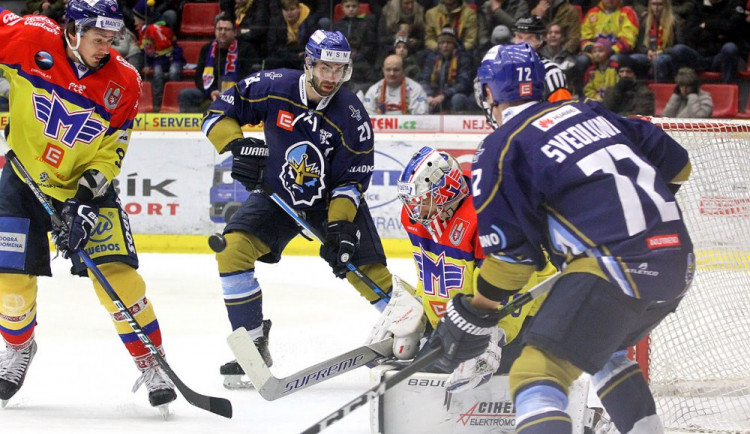 Hvězda utkání David Tůma (uprostřed čeká na dorážku před Kváčou). Kapitán Rytířů Kladno dal proti Motoru hattrick