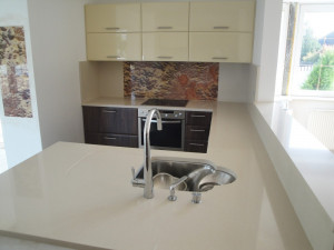 Pracovní deska technistone a onyx z Kamenictví Kadlec.