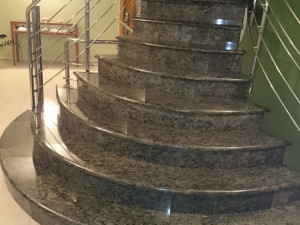 Schody z kamenictví Kadlec.