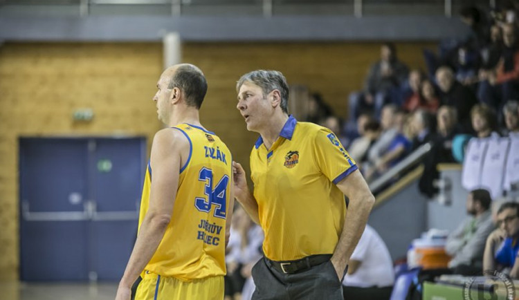 Karel Forejt dává instrukce během zápasu s Děčínem. Foto: Lukáš Šamal/bkjh.cz