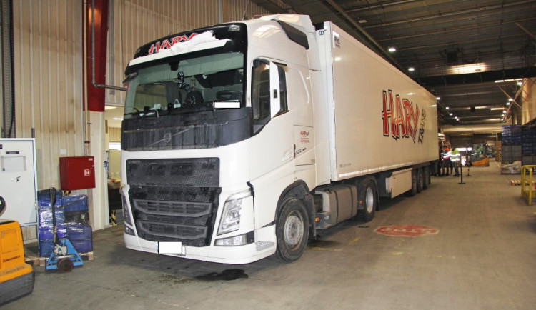 Součástky do motorových vozidel za zhruba jedenatřicet milionů korun zmizely z návěsu tahače zaparkovaného v Přešťovicích na Strakonicku. Policie po pachatelích intenzivně pátrá.