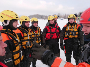 Hasiči cvičí na Lipenské přehradě záchranu probořených z ledu.